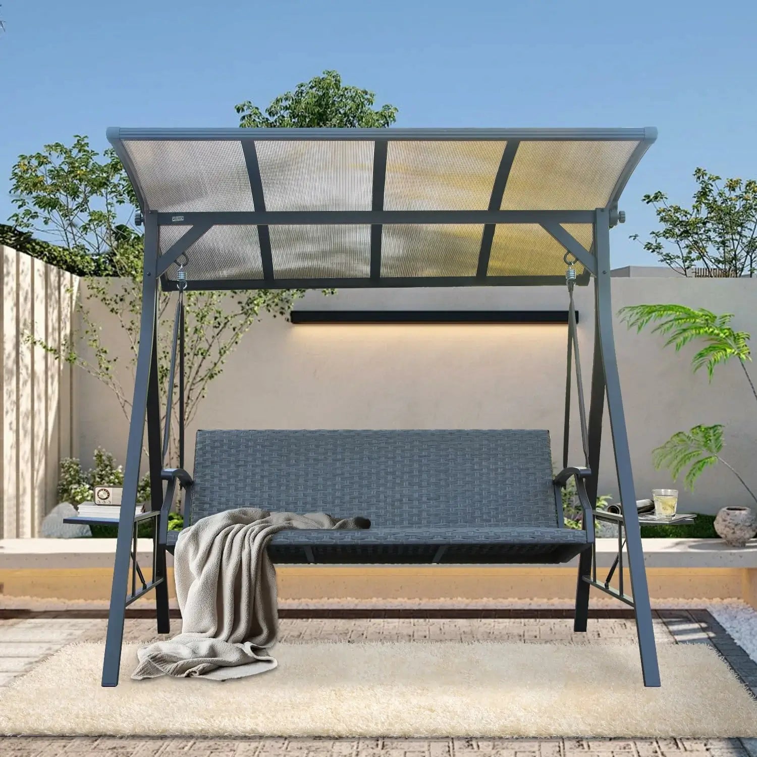 Domi Hollywoodschaukel 3-Sitzer mit Polycarbonat-Hardtop – Wetterfeste Gartenschaukel aus Polyrattan mit Seitentischen, Grau